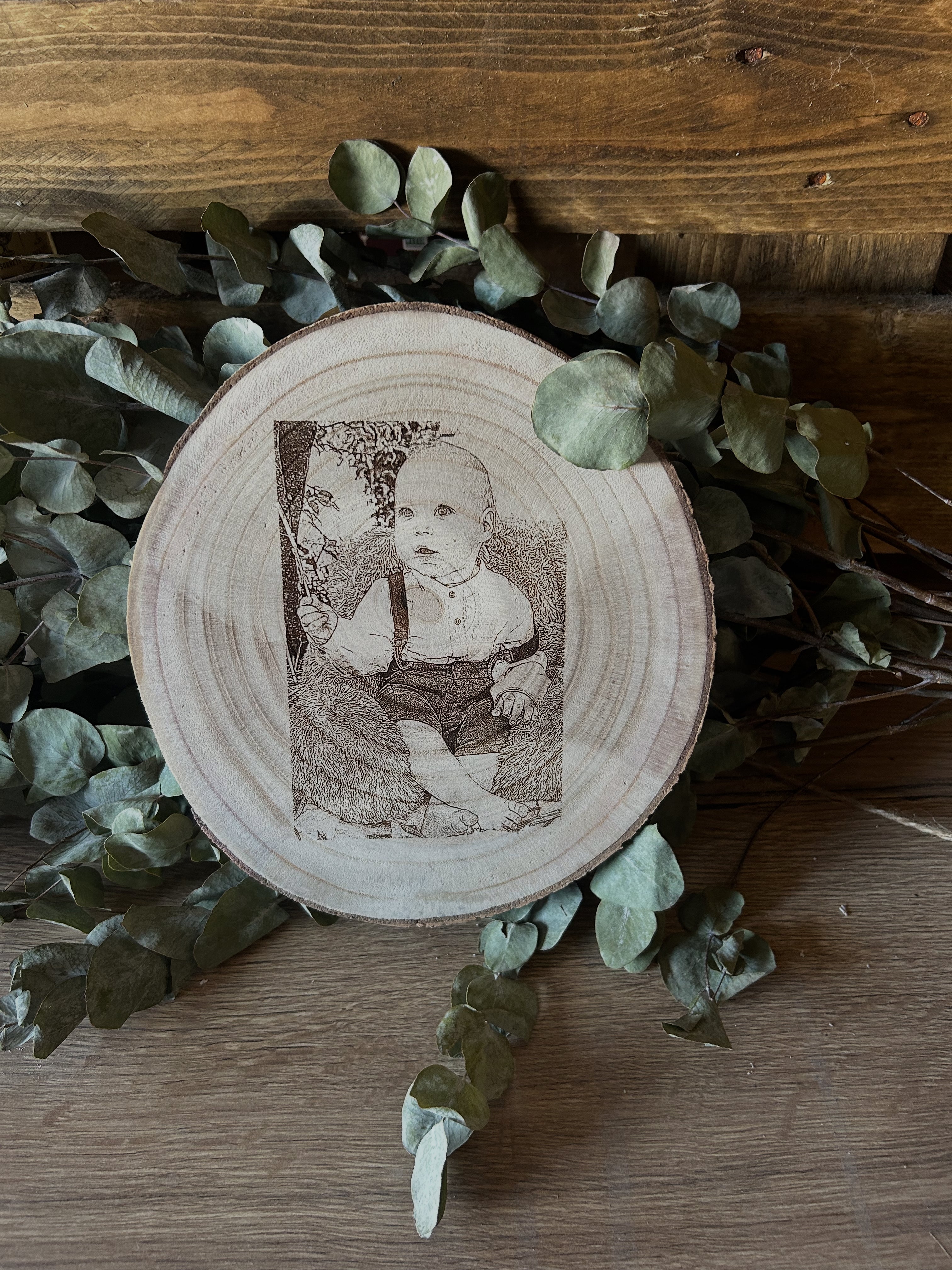 Gravure portrait sur rondin de bois